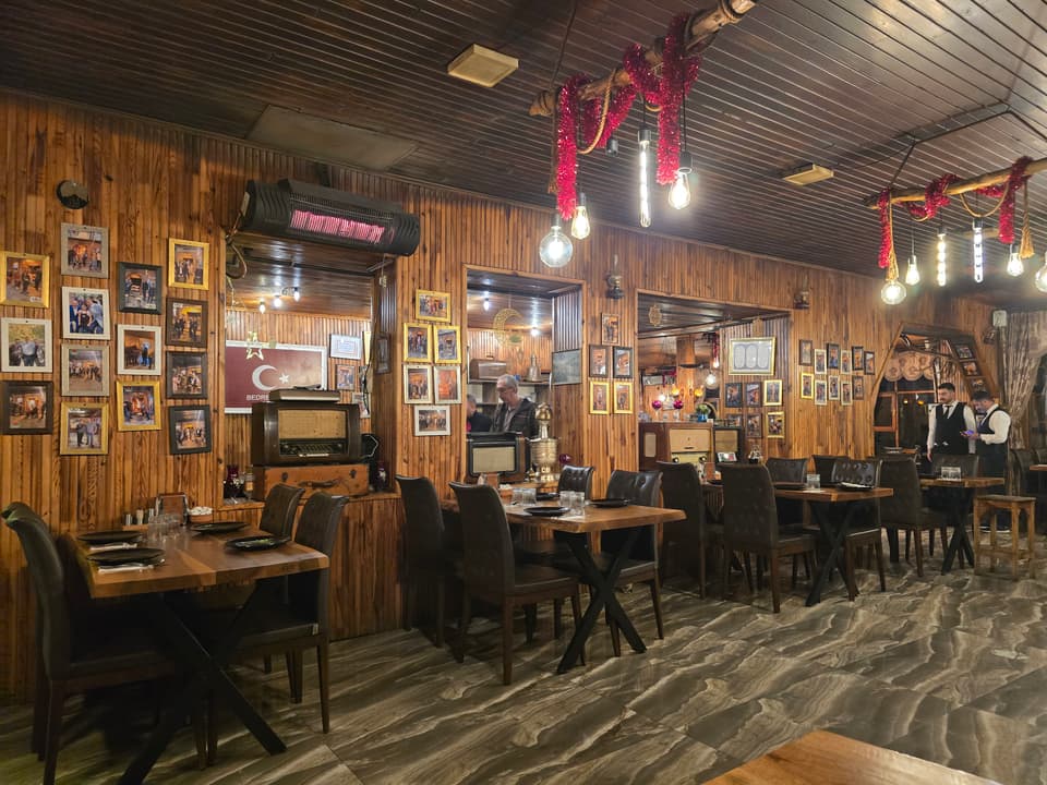 Duvarları fotoğraflarla süslü ahşap salon