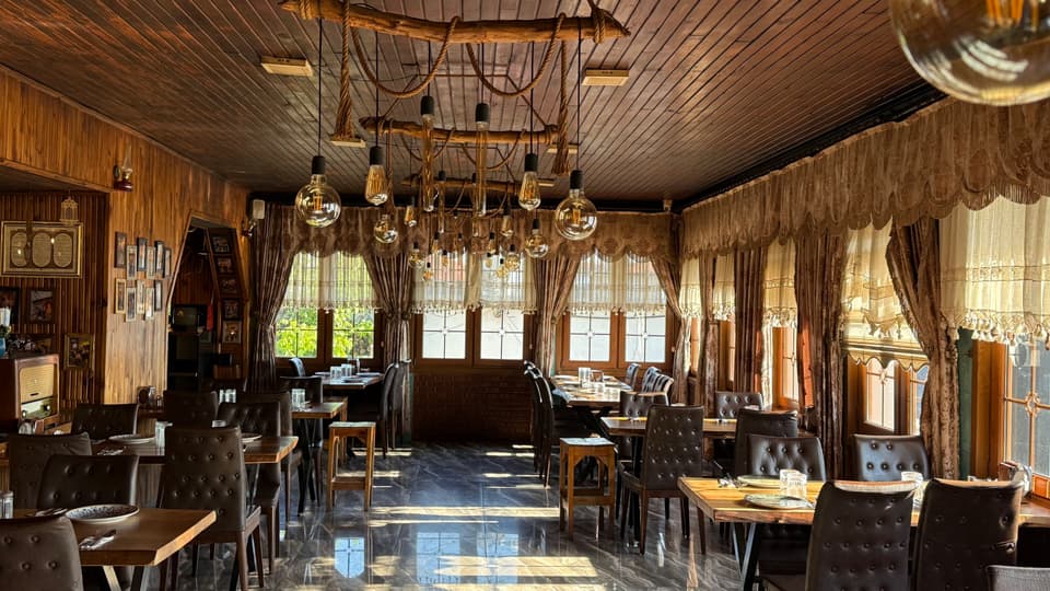 Ahşap tavanlı, perdeli geniş yemek salonu