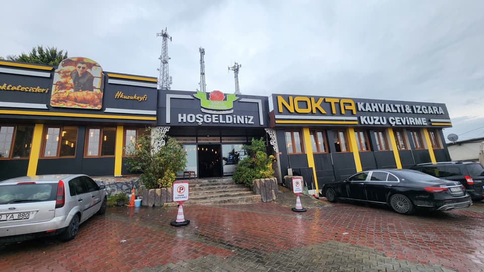 Nokta Kahvaltı ve Kuzu Çevirme tesisinin dış cephesi ve girişi