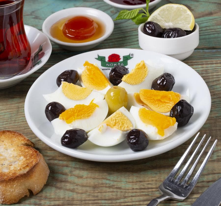 Zeytinle dizilmiş haşlanmış yumurta tabağı