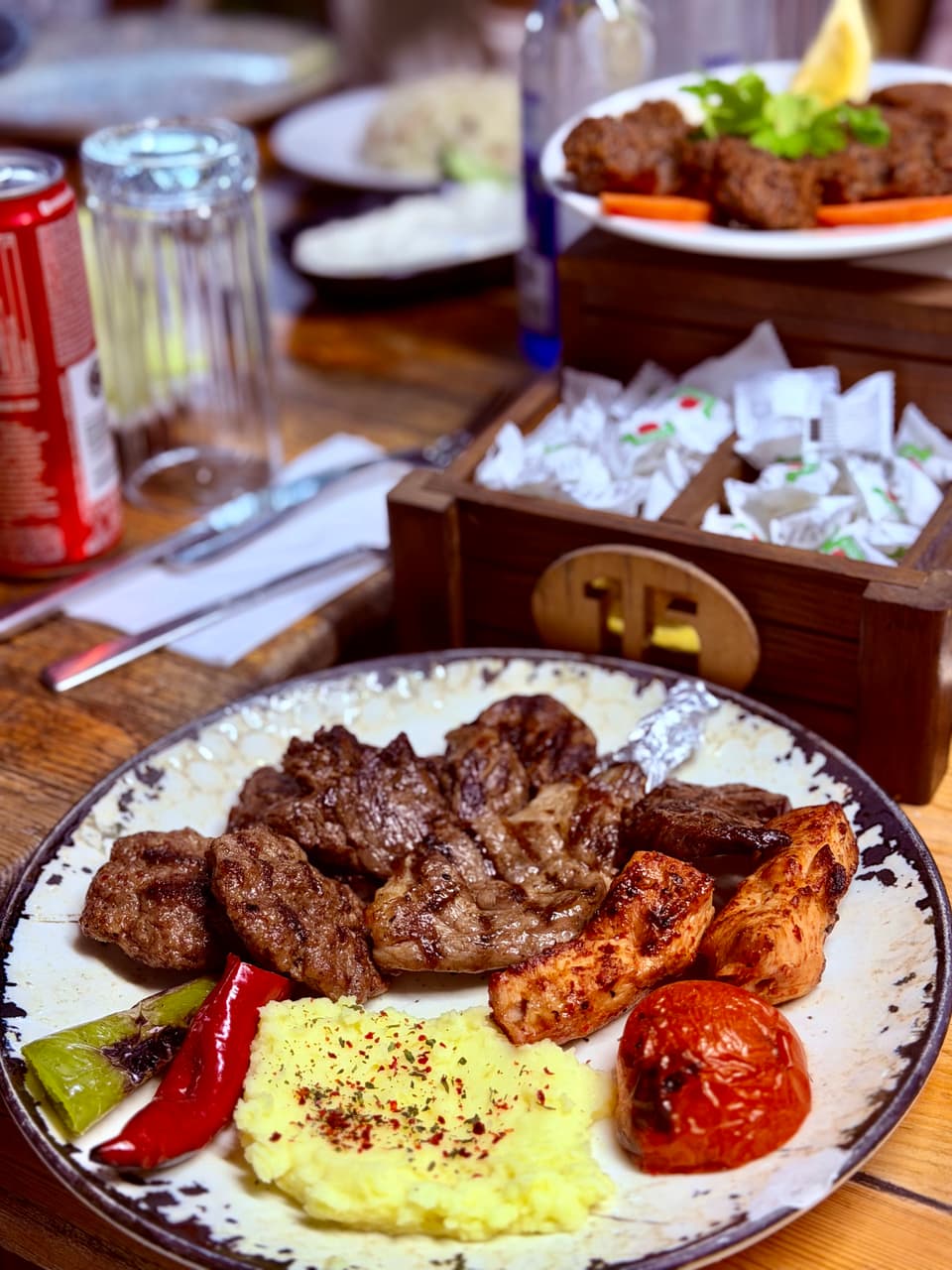 Közlenmiş domates ve biberle servis edilen ızgara et tabağı