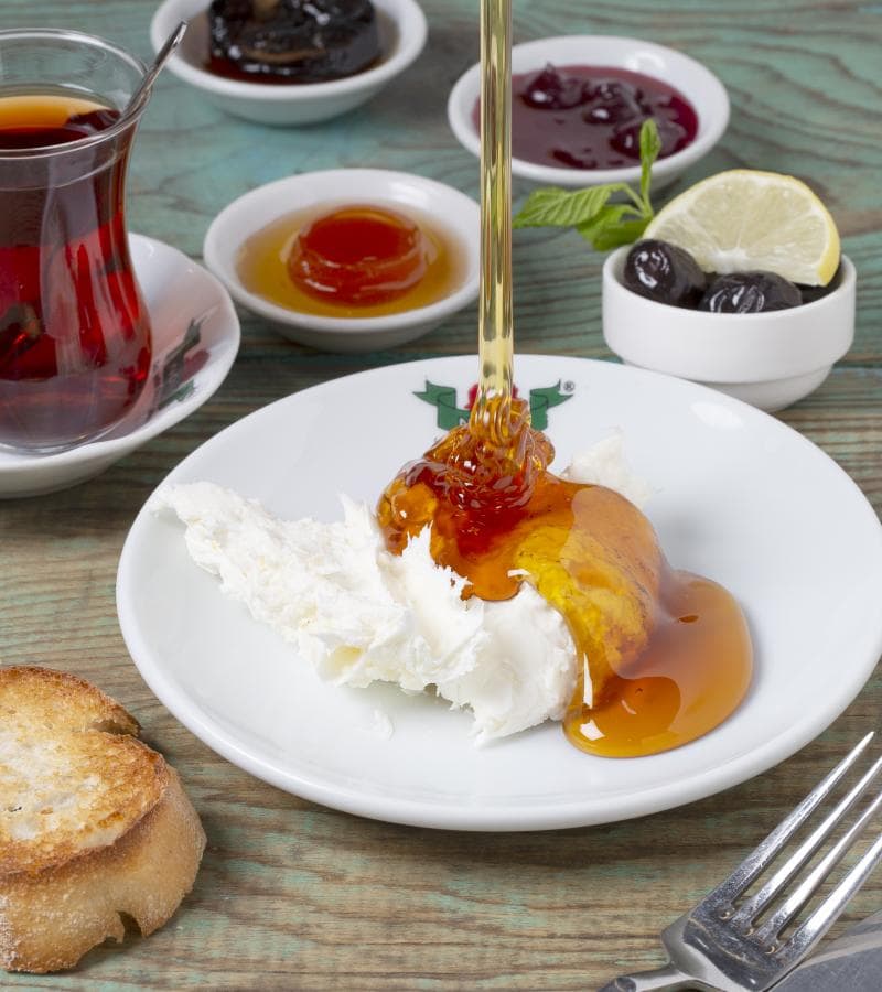 Kaymağın üzerine dökülen petek bal