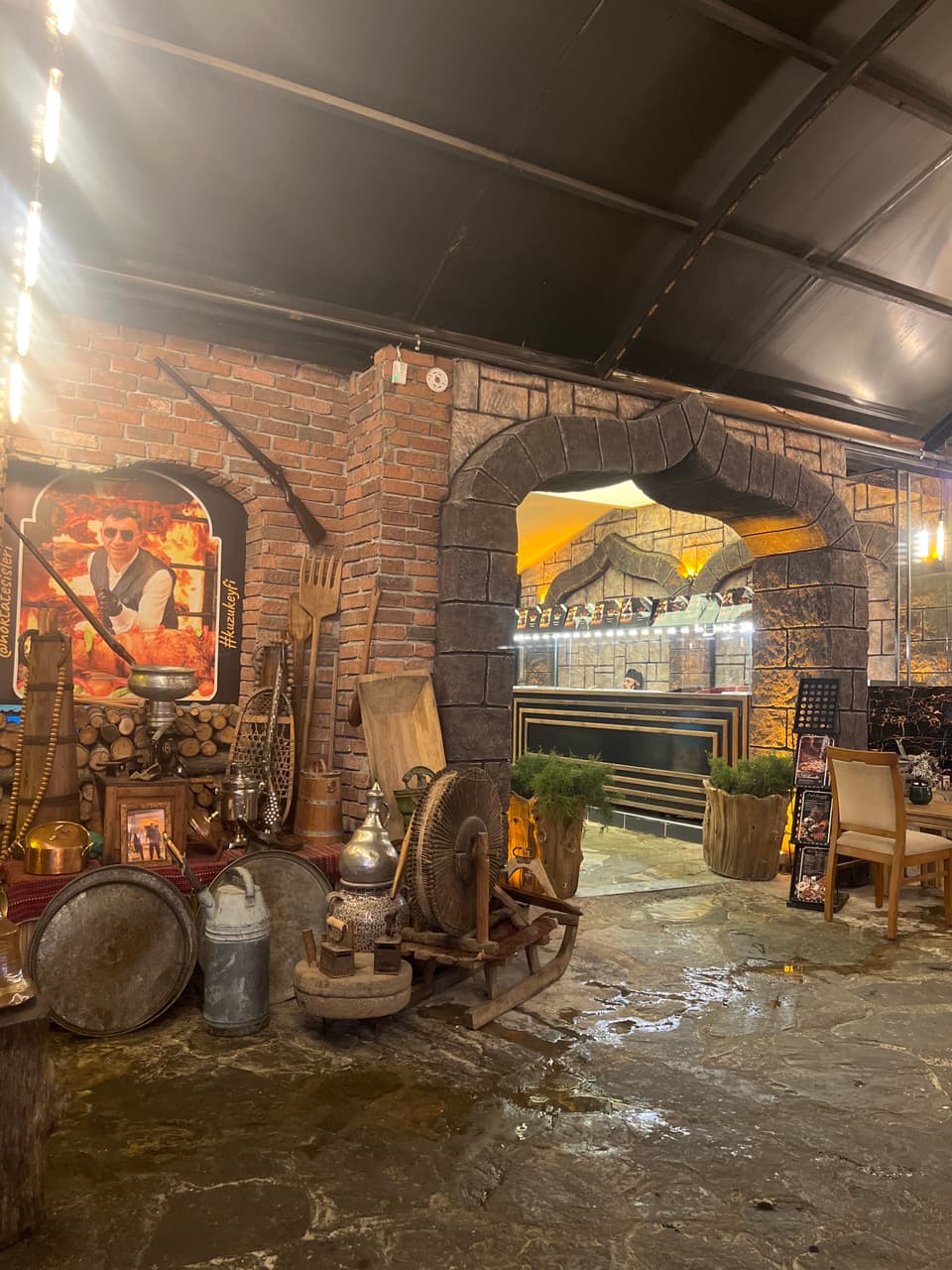 Tuğla kemerin ardında ışıklı salon