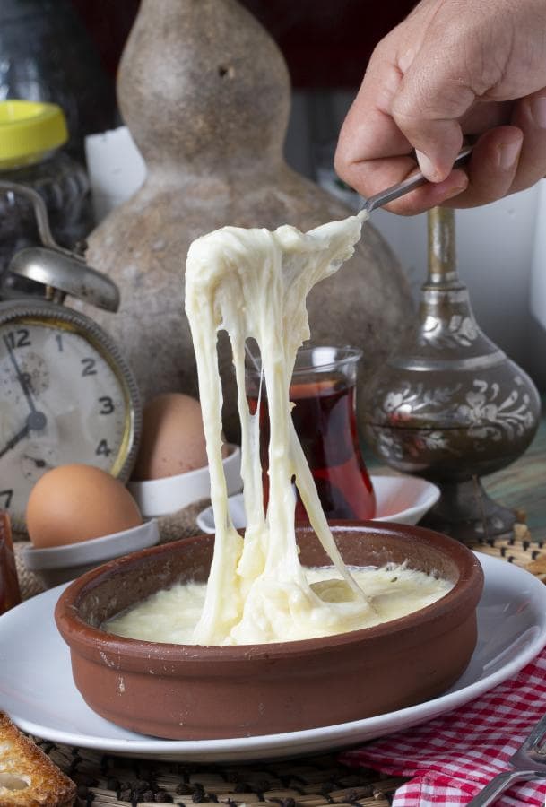 Toprak güveçten çatalla kaldırılan kuymak