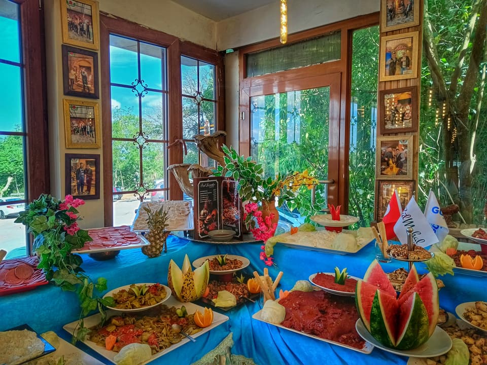 Yeşile bakan pencerelerin önünde meyve ve meze büfesi