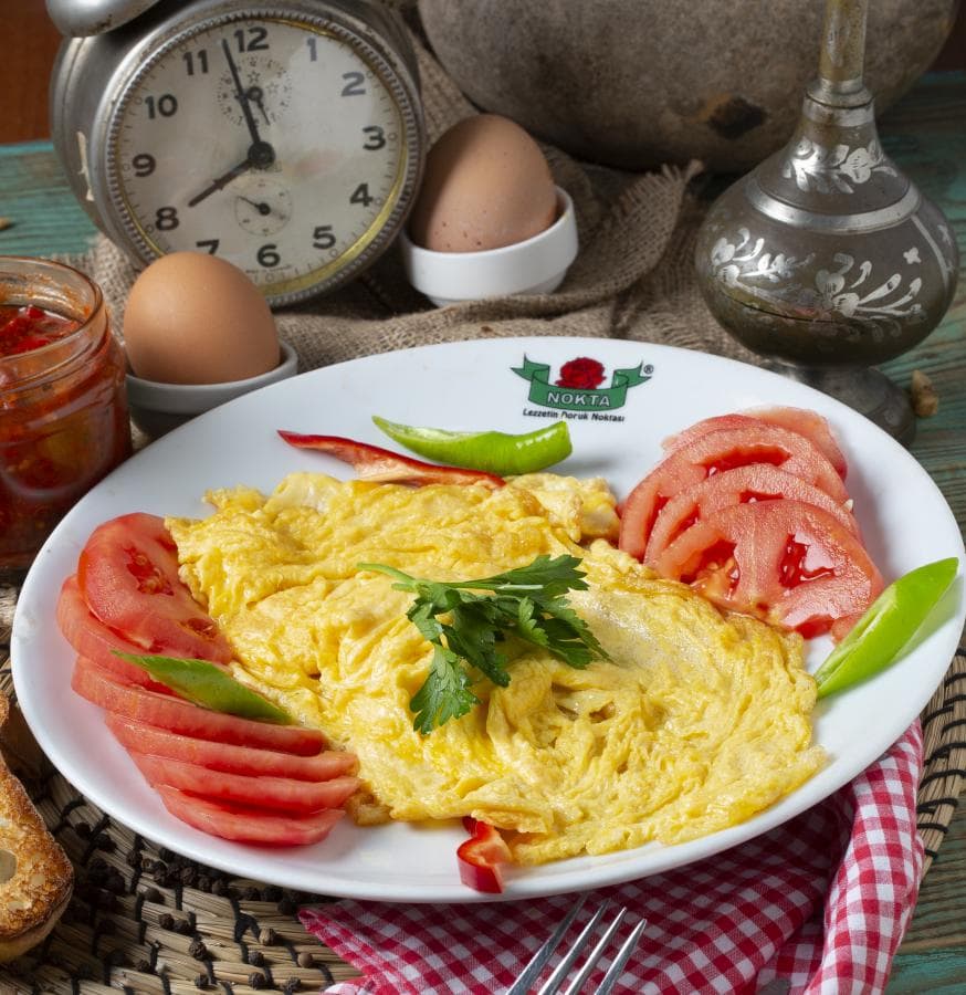 Domates dilimleriyle servis edilen omlet