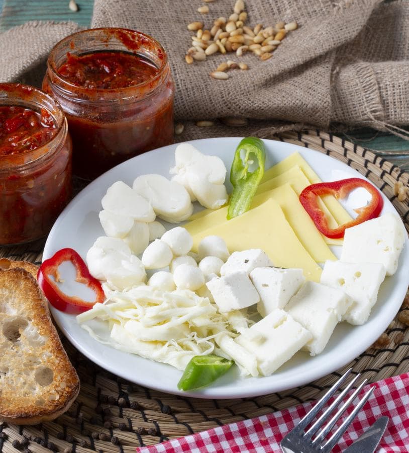 Kaşar, beyaz peynir ve dil peyniri tabağı