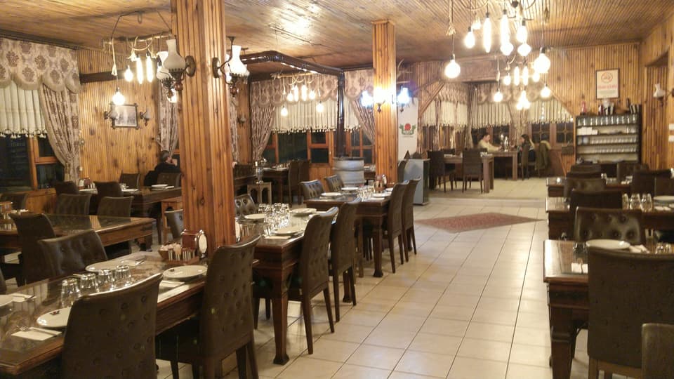 Kurulmuş masalarıyla aydınlık yemek salonu