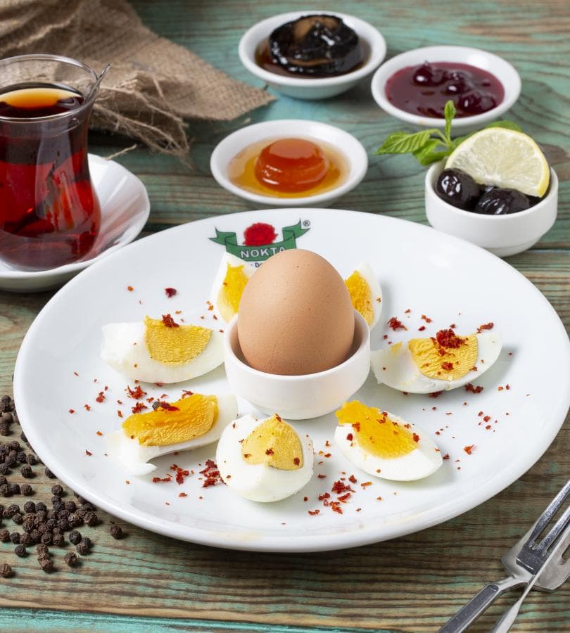 Kırmızı pul biberli yumurta tabağı ve çay